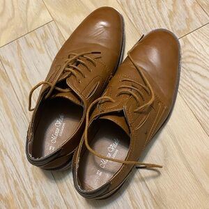 Mens brown dress shoe.